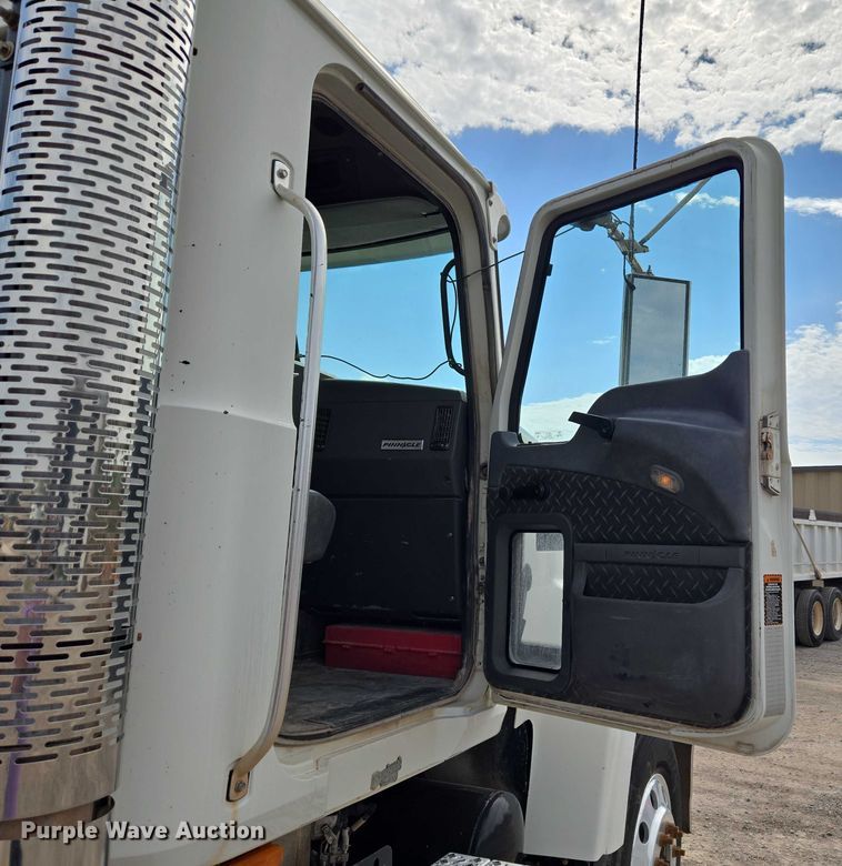 image for item EU3870 2009 Mack Pinnacle CHU613 semi truck