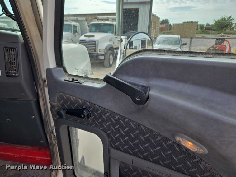 image for item EU3870 2009 Mack Pinnacle CHU613 semi truck