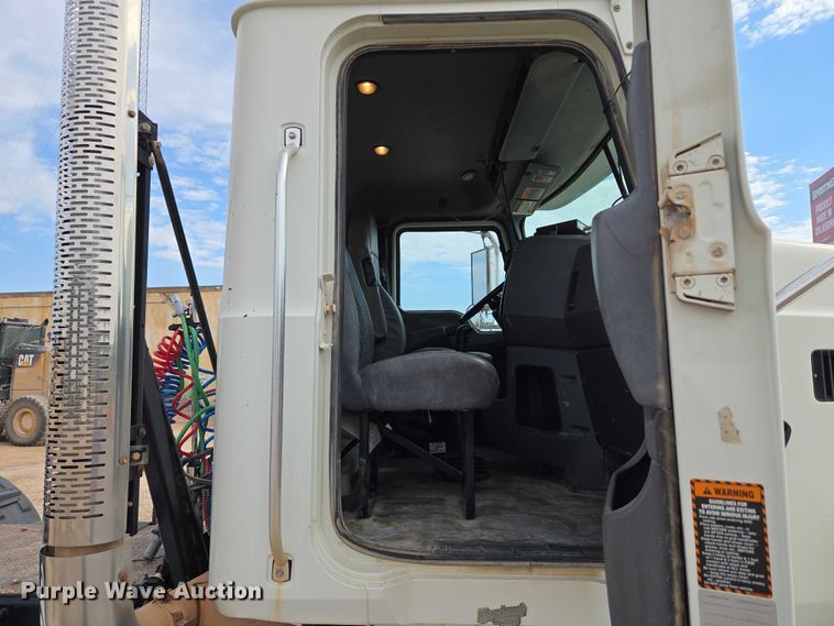 image for item EU3870 2009 Mack Pinnacle CHU613 semi truck