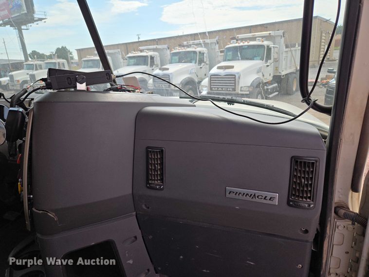 image for item EU3870 2009 Mack Pinnacle CHU613 semi truck