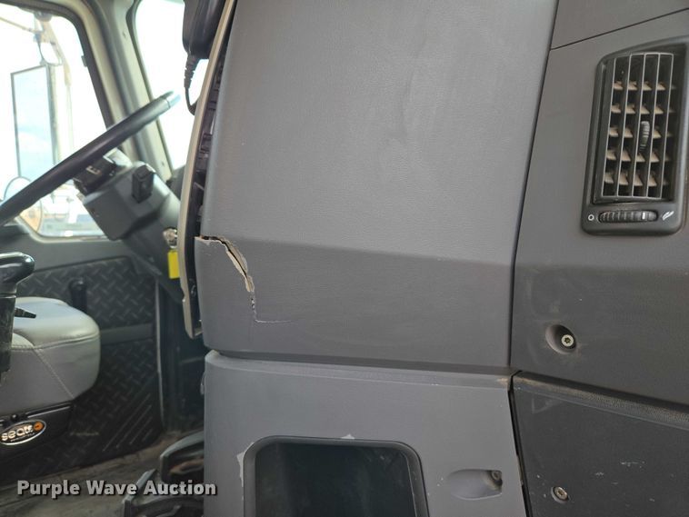 image for item EU3870 2009 Mack Pinnacle CHU613 semi truck