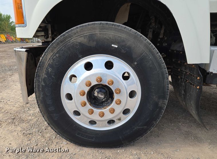 image for item EU3870 2009 Mack Pinnacle CHU613 semi truck