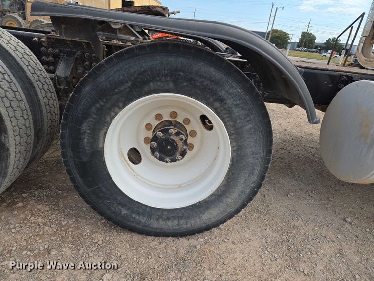 image for item EU3870 2009 Mack Pinnacle CHU613 semi truck