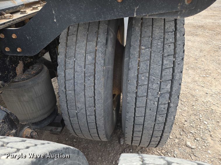 image for item EU3870 2009 Mack Pinnacle CHU613 semi truck