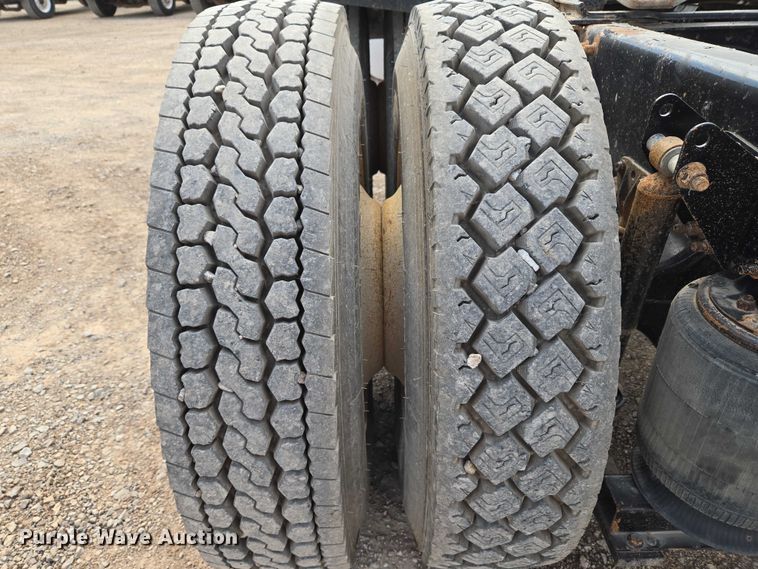 image for item EU3870 2009 Mack Pinnacle CHU613 semi truck