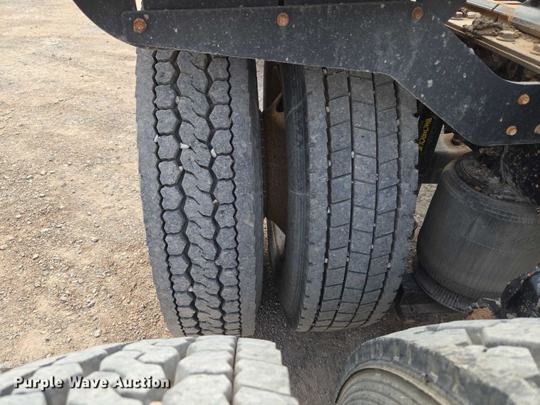 image for item EU3870 2009 Mack Pinnacle CHU613 semi truck