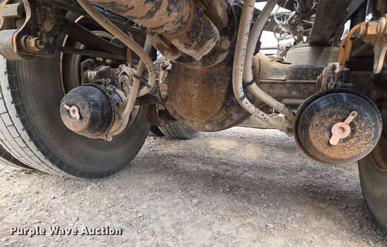 image for item EU3870 2009 Mack Pinnacle CHU613 semi truck