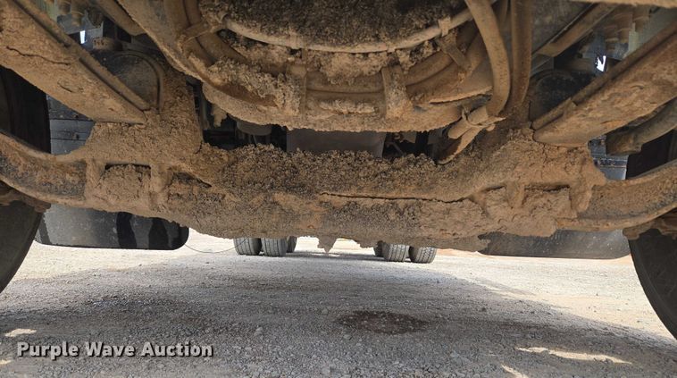 image for item EU3870 2009 Mack Pinnacle CHU613 semi truck