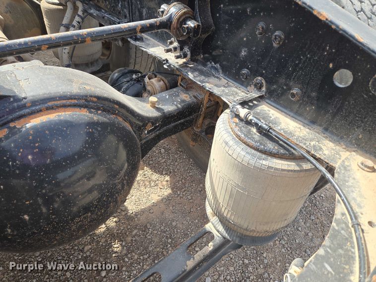 image for item EU3870 2009 Mack Pinnacle CHU613 semi truck