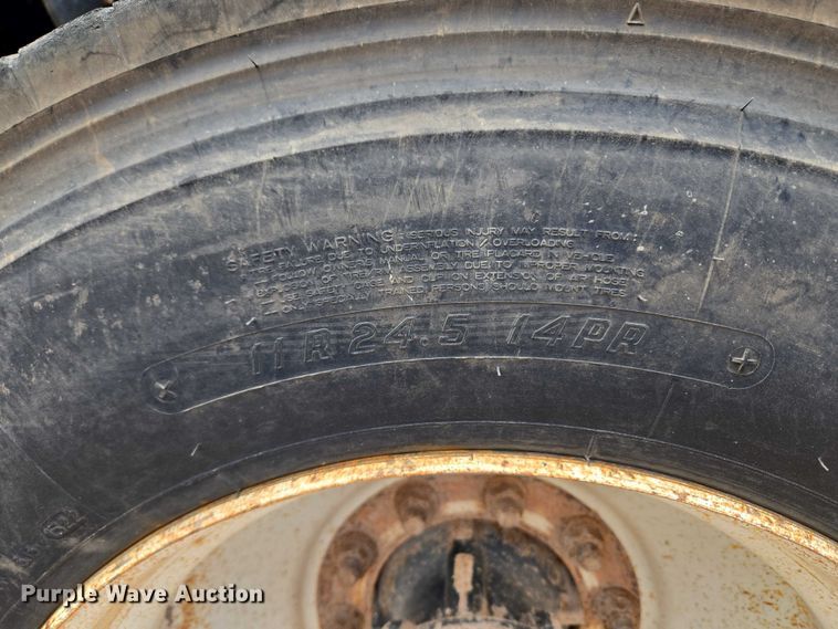 image for item EU3870 2009 Mack Pinnacle CHU613 semi truck