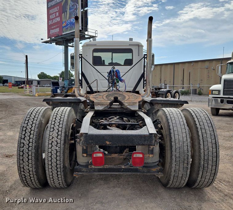 image for item EU3871 2009 Mack Pinnacle CHU613 semi truck