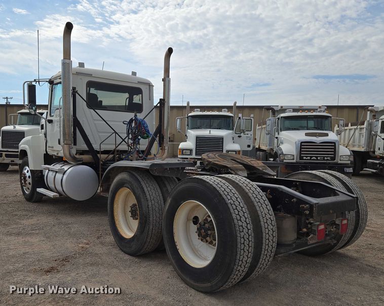 image for item EU3871 2009 Mack Pinnacle CHU613 semi truck
