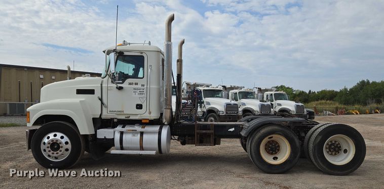 image for item EU3871 2009 Mack Pinnacle CHU613 semi truck