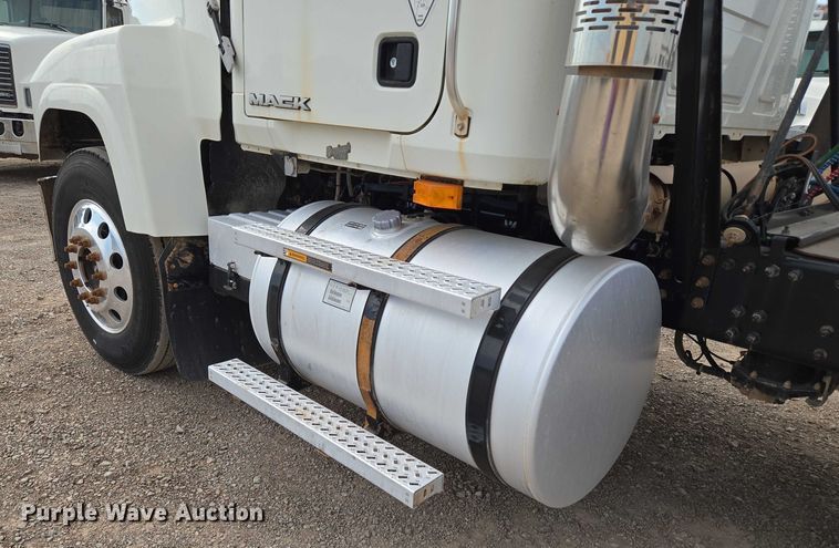 image for item EU3871 2009 Mack Pinnacle CHU613 semi truck