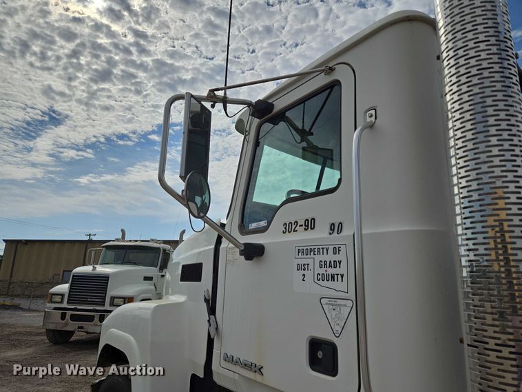 image for item EU3871 2009 Mack Pinnacle CHU613 semi truck