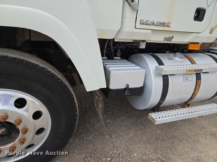 image for item EU3871 2009 Mack Pinnacle CHU613 semi truck