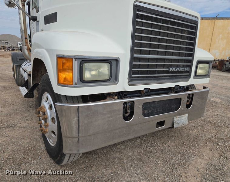 image for item EU3871 2009 Mack Pinnacle CHU613 semi truck