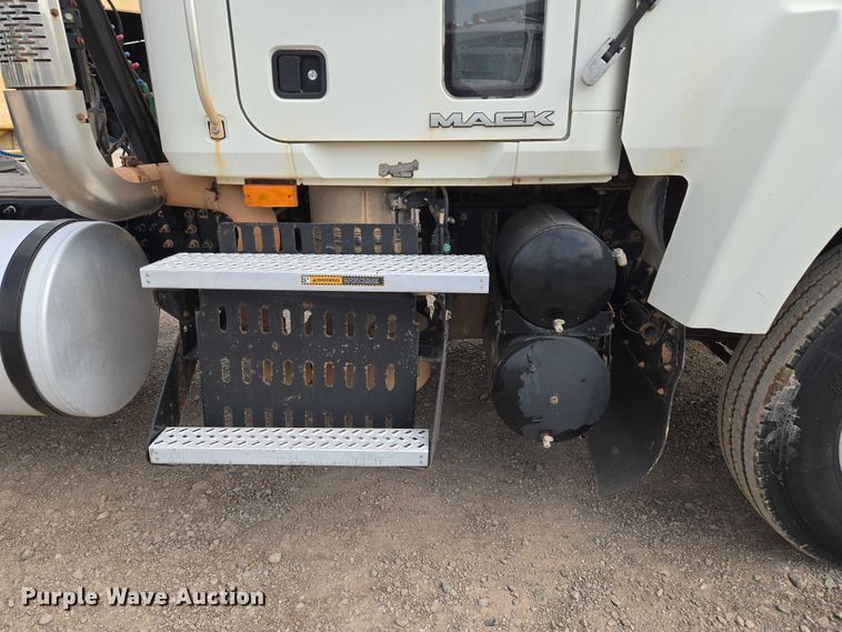 image for item EU3871 2009 Mack Pinnacle CHU613 semi truck