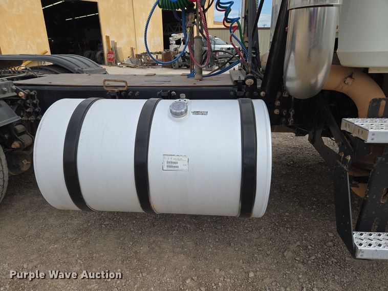 image for item EU3871 2009 Mack Pinnacle CHU613 semi truck