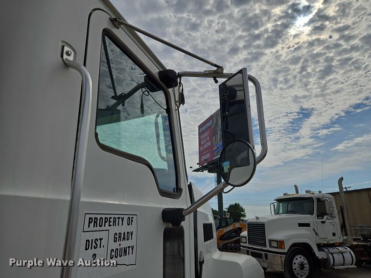 image for item EU3871 2009 Mack Pinnacle CHU613 semi truck