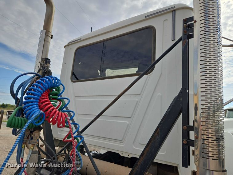 image for item EU3871 2009 Mack Pinnacle CHU613 semi truck