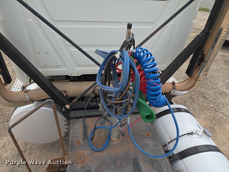 image for item EU3871 2009 Mack Pinnacle CHU613 semi truck