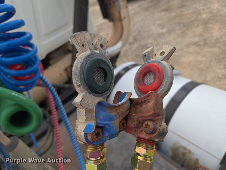 image for item EU3871 2009 Mack Pinnacle CHU613 semi truck