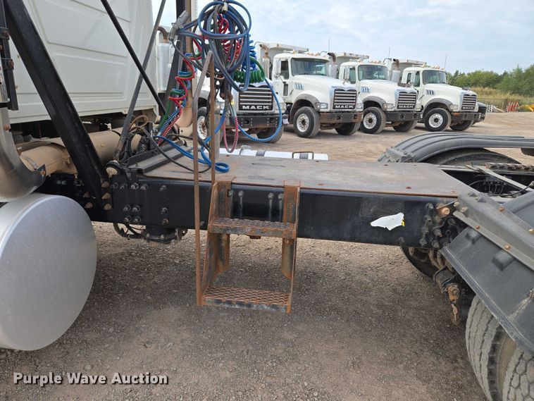 image for item EU3871 2009 Mack Pinnacle CHU613 semi truck