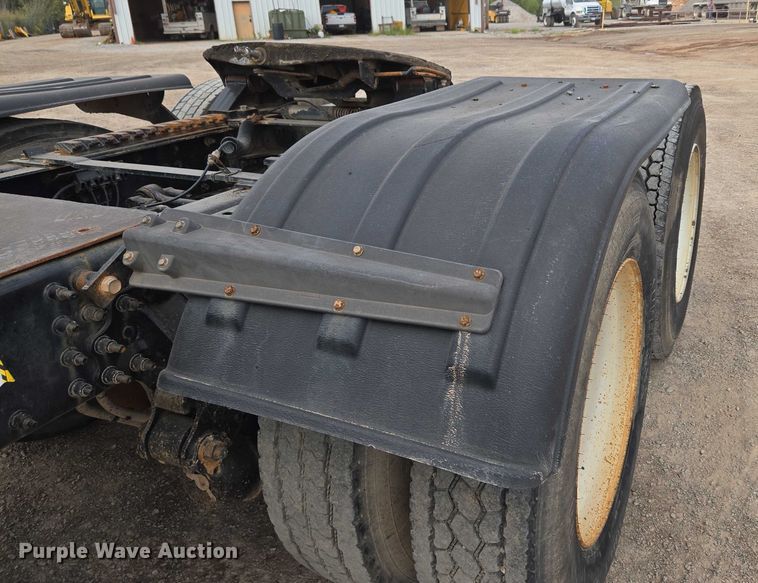 image for item EU3871 2009 Mack Pinnacle CHU613 semi truck