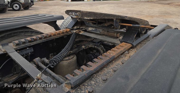 image for item EU3871 2009 Mack Pinnacle CHU613 semi truck