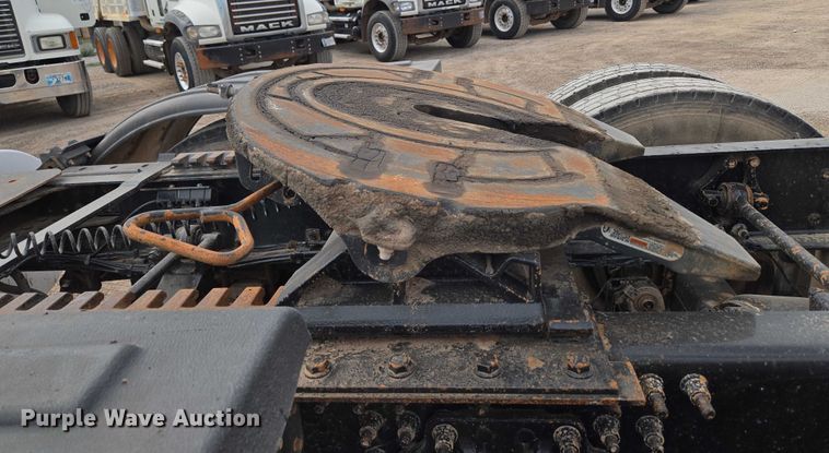 image for item EU3871 2009 Mack Pinnacle CHU613 semi truck