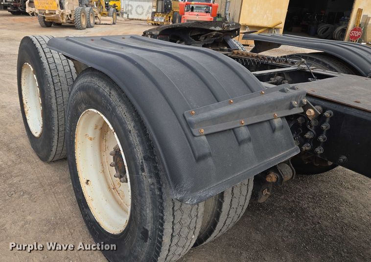 image for item EU3871 2009 Mack Pinnacle CHU613 semi truck