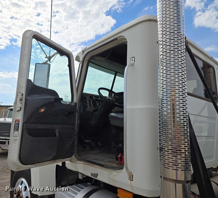 image for item EU3871 2009 Mack Pinnacle CHU613 semi truck