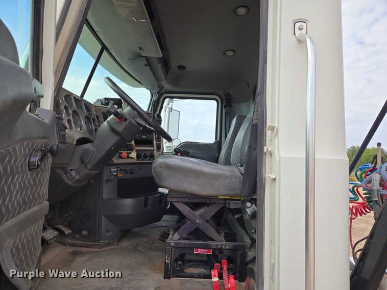 image for item EU3871 2009 Mack Pinnacle CHU613 semi truck