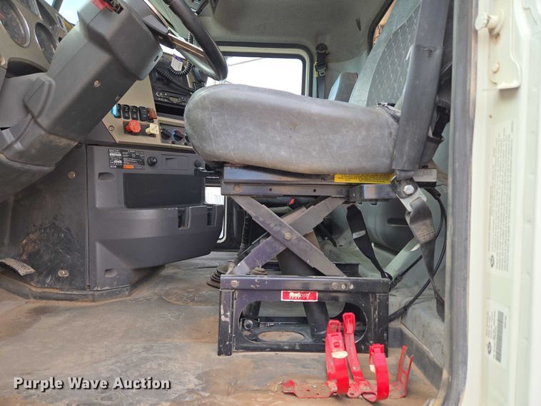 image for item EU3871 2009 Mack Pinnacle CHU613 semi truck