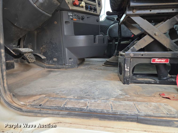 image for item EU3871 2009 Mack Pinnacle CHU613 semi truck