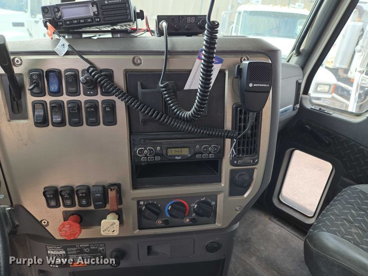 image for item EU3871 2009 Mack Pinnacle CHU613 semi truck