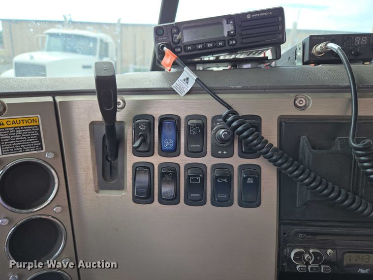 image for item EU3871 2009 Mack Pinnacle CHU613 semi truck