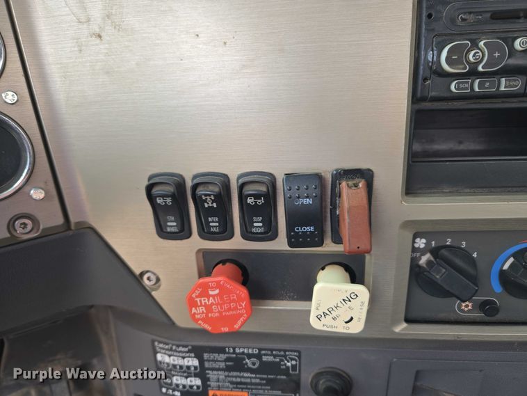 image for item EU3871 2009 Mack Pinnacle CHU613 semi truck