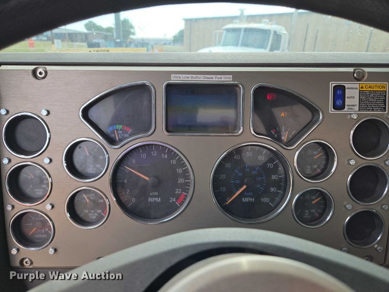 image for item EU3871 2009 Mack Pinnacle CHU613 semi truck