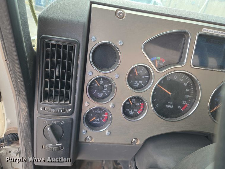 image for item EU3871 2009 Mack Pinnacle CHU613 semi truck