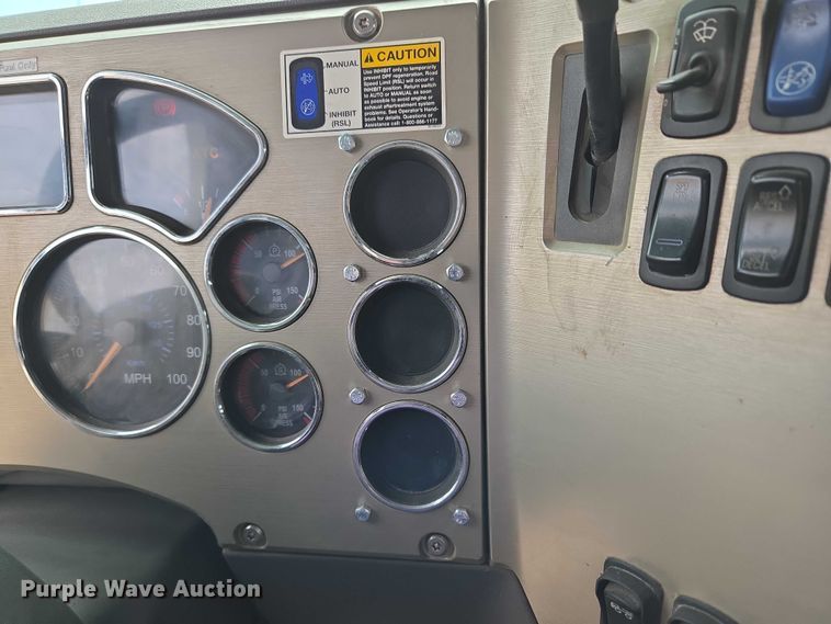 image for item EU3871 2009 Mack Pinnacle CHU613 semi truck