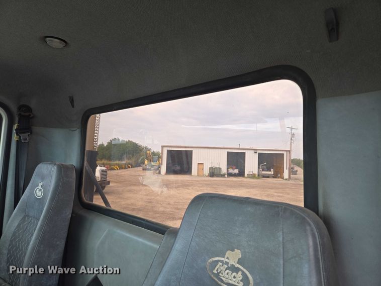 image for item EU3871 2009 Mack Pinnacle CHU613 semi truck