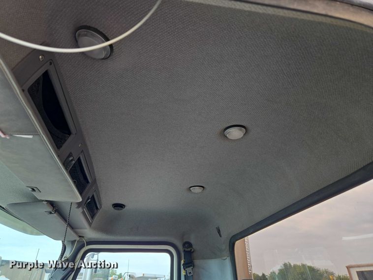 image for item EU3871 2009 Mack Pinnacle CHU613 semi truck