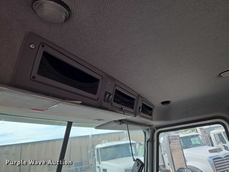 image for item EU3871 2009 Mack Pinnacle CHU613 semi truck