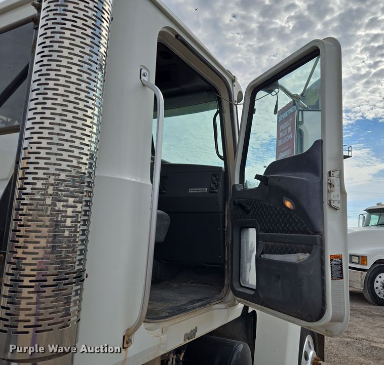 image for item EU3871 2009 Mack Pinnacle CHU613 semi truck