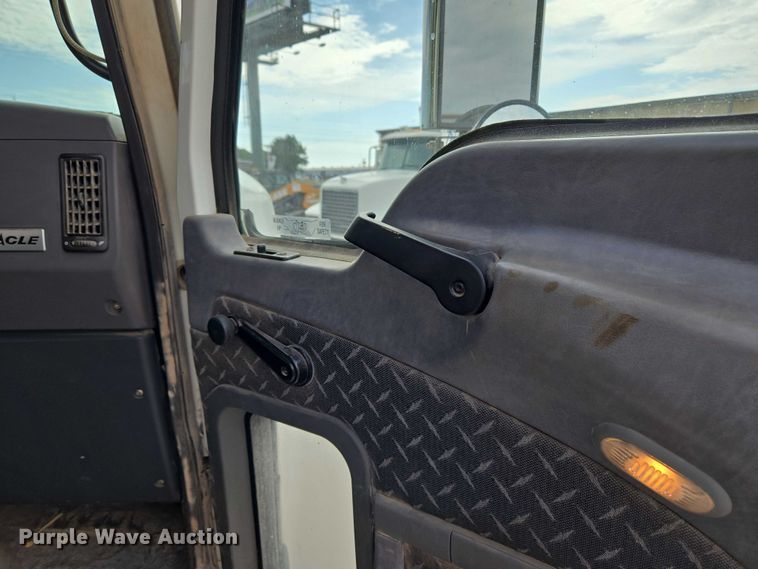 image for item EU3871 2009 Mack Pinnacle CHU613 semi truck