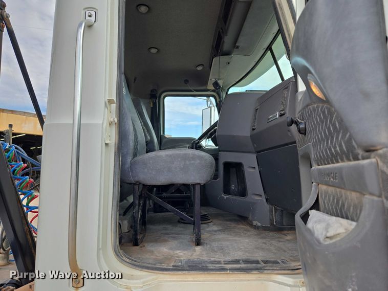 image for item EU3871 2009 Mack Pinnacle CHU613 semi truck