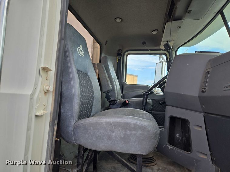 image for item EU3871 2009 Mack Pinnacle CHU613 semi truck