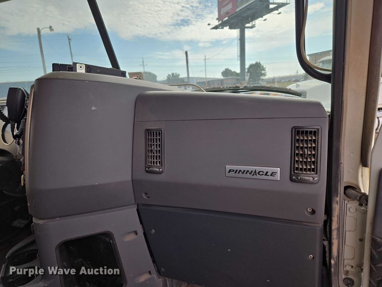 image for item EU3871 2009 Mack Pinnacle CHU613 semi truck